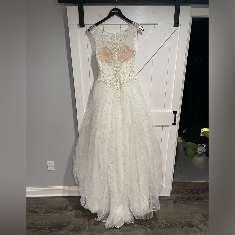 Symphony of Venus Wedding dress - Picture 4 of 6